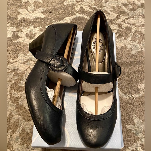 Adorable & Super comfy Navy Blue Life Stride 2” Pumps! - Picture 1 of 4